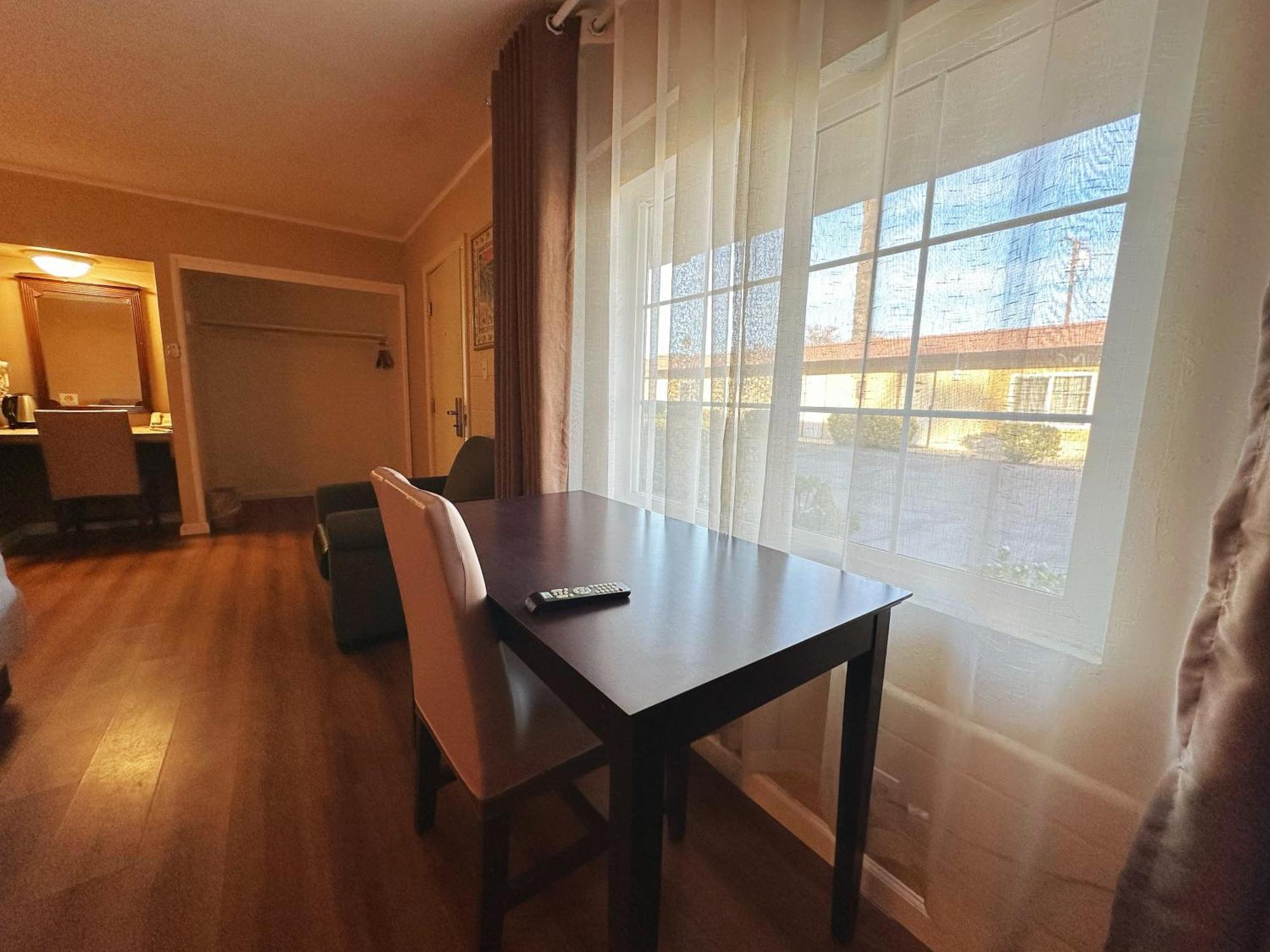 Royal Inn And Suites Hemet Εξωτερικό φωτογραφία