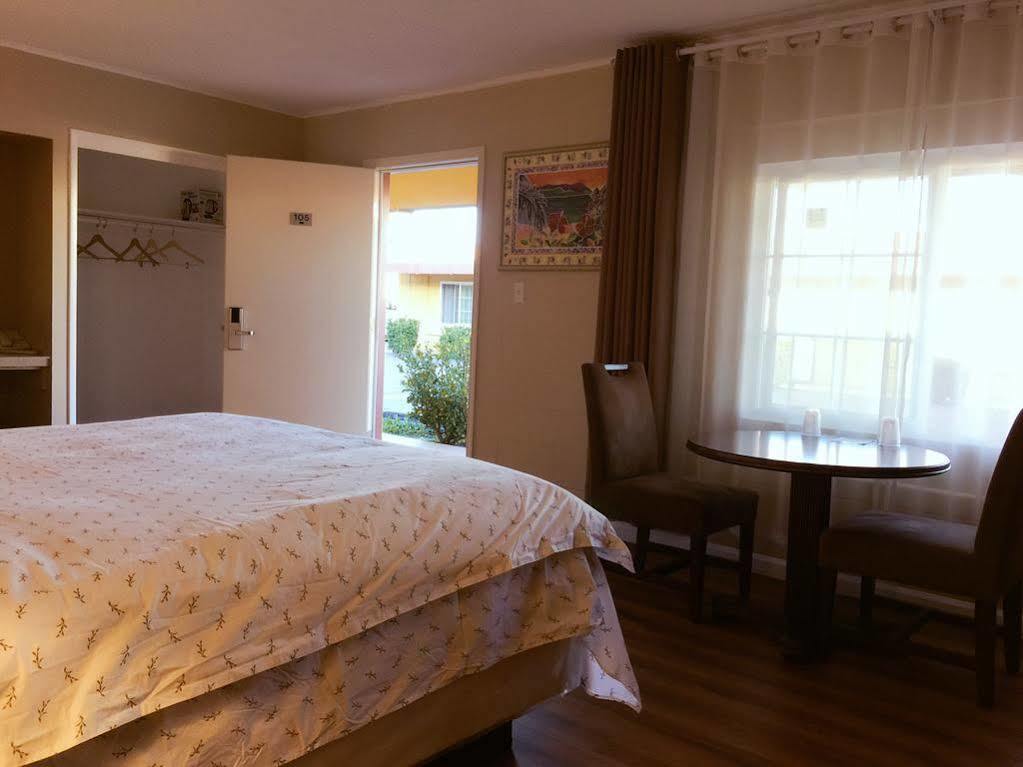 Royal Inn And Suites Hemet Εξωτερικό φωτογραφία