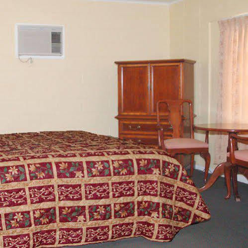 Royal Inn And Suites Hemet Δωμάτιο φωτογραφία